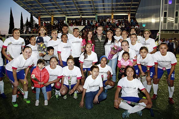 Banck entregó trofeo y medallas al equipo Selección Femenil