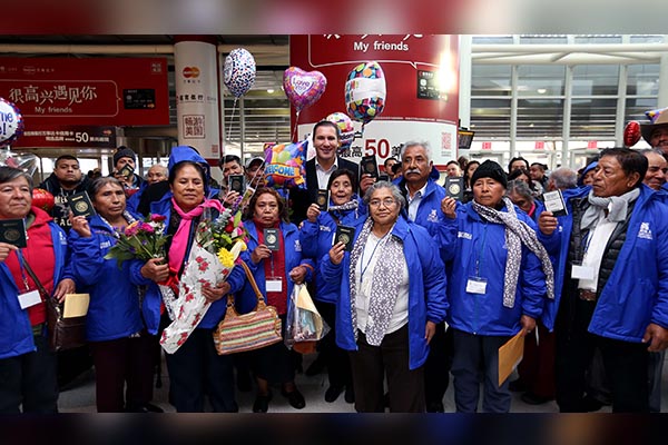 Recibe Moreno Valle a familiares de migrantes en NY