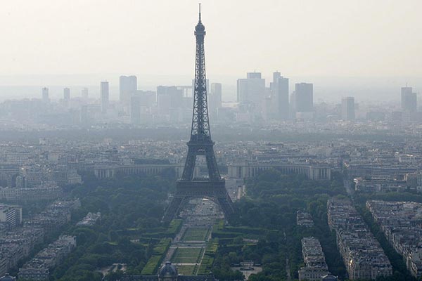Estacionamientos serán gratis en París por alta contaminación