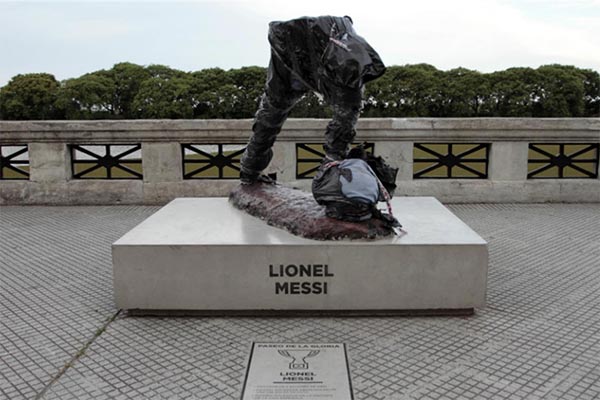 Vándalos destruyen estatua de Messi en Argentina