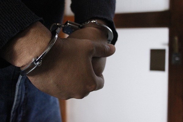 Mató a su esposa a golpes y luego se ocultó con su mamá