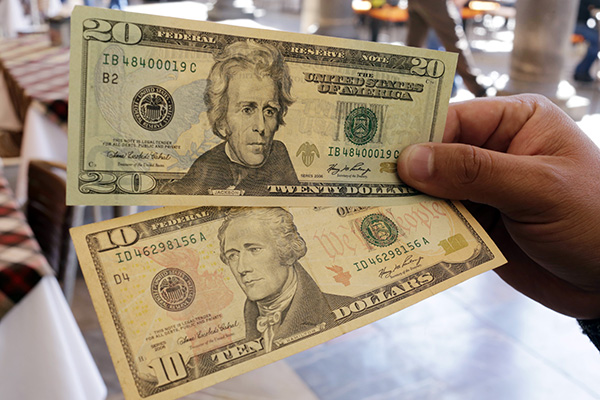 Dólar se cotiza hasta en 22.32 pesos en bancos