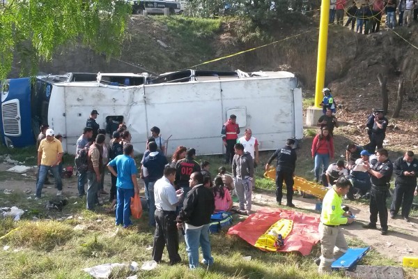 Un muerto y 20 lesionados al volcar autobús
