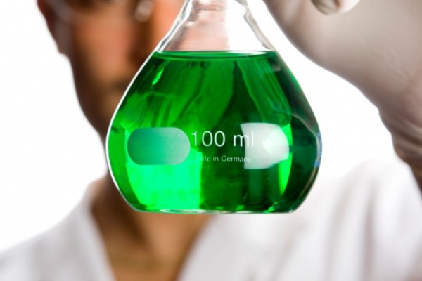Científicos analizan disolventes para reducir contaminación ambiental