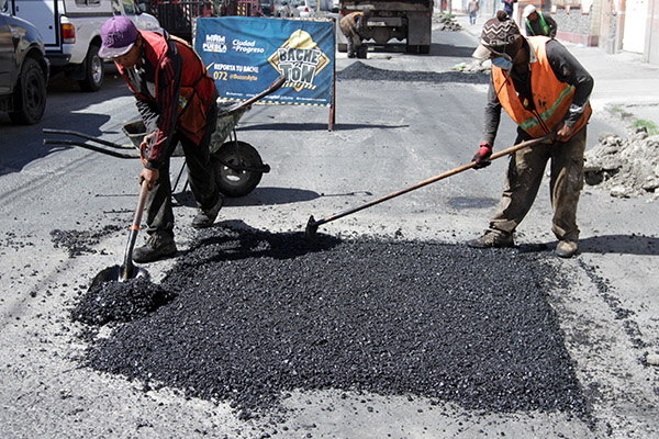 Brigadas del “Bachetón” reparan cinta asfáltica en calles de la ciudad
