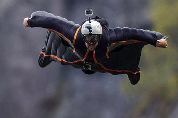 Muere en China famoso canadiense al estrellarse durante vuelo con traje de alas