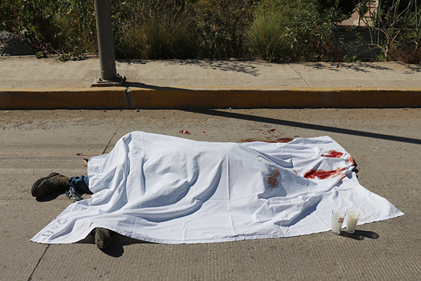 En el mercado Hidalgo, sacan cadáver del baño y lo dejan en la calle