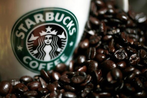 Starbucks reta a Trump: contratará a 10,000 refugiados