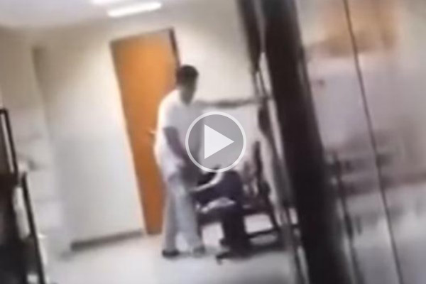 Degenerado médico frota sus genitales en el rostro de una mujer