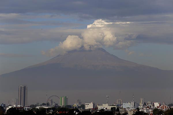 Popocatépetl emite 25 fumarolas con vapor de agua y gas