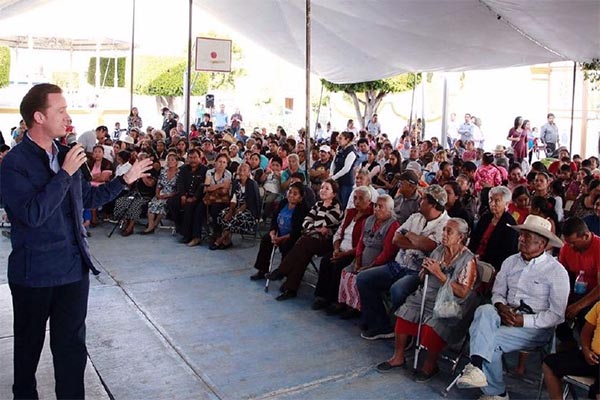 Entrega Banck apoyos invernales en San Pedro Zacachimalpa