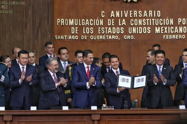 Asiste Tony Gali a ceremonia conmemorativa de la Constitución con Peña