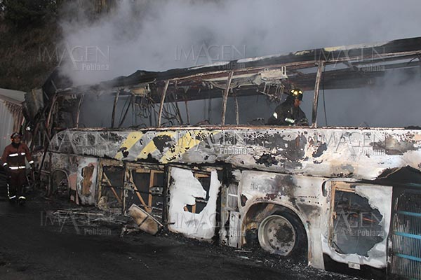 Carambola deja al menos 30 lesionados y un autobús calcinado