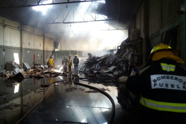 Bomberos sofocaron incendio en almacén de basura reciclable