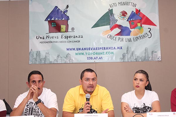 Nadador Christian Ayala va por hazaña en pro de niños con cáncer