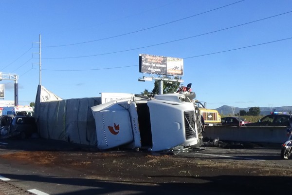 Cierran parcialmente la México-Puebla por volcadura de tráiler