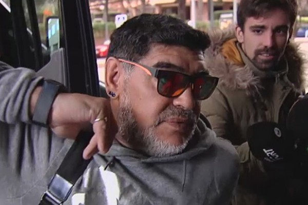 Policía española asiste a Maradona tras pelea con su novia