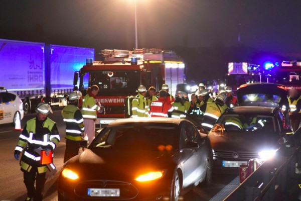 Héroe alemán sacrifica su lujoso Tesla para salvar la vida de un hombre