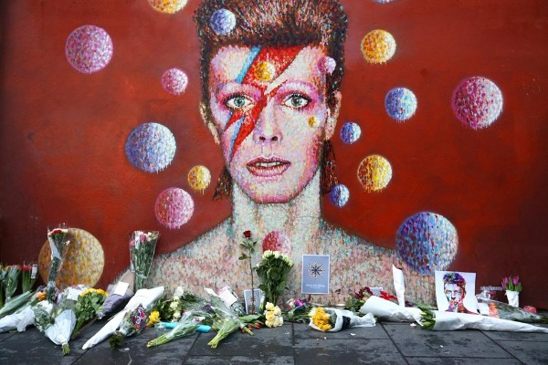 Fans buscan rendir homenaje a David Bowie con estatua