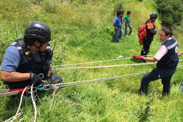 Protección Civil rescató de una barranca a persona de la tercera edad