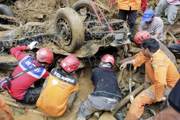 Cuatro muertos y miles de desplazados por fuertes lluvias en Indonesia