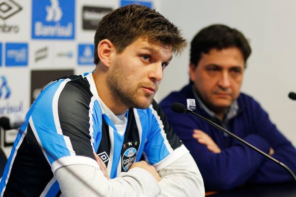 Asaltan y roban el coche del zaguero argentino del Gremio