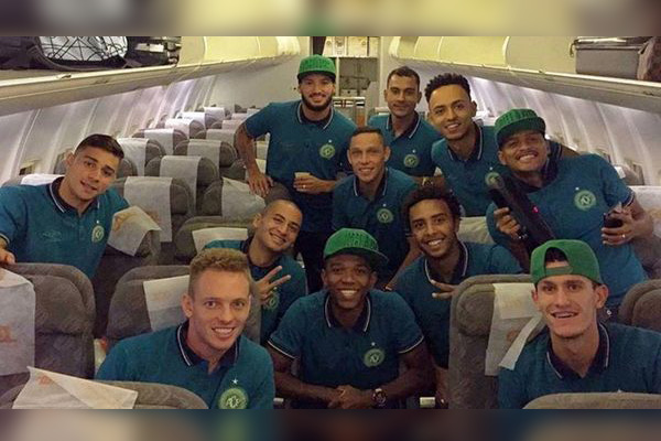 Chapecoense sacude la Libertadores a tres meses de la tragedia