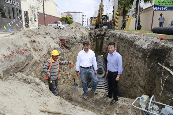 Leo Paisano supervisa drenaje pluvial en la cabecera municipal
