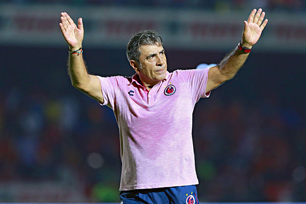 Carlos Reinoso deja dirección técnica del Veracruz por tratamiento médico