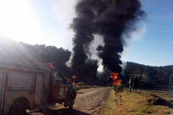 Corporaciones poblanas auxilian en sofocar explosión de ducto en Nanacamilpa, Tlaxcala