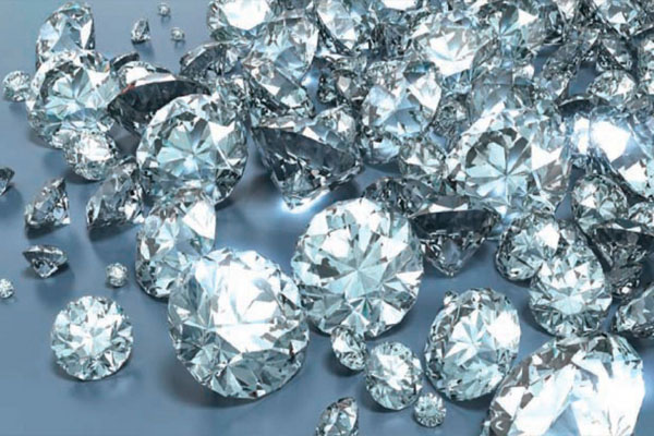 Detienen a hombre con 1,000 diamantes en los zapatos