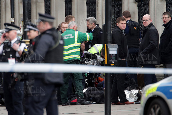 Vehículo atropella a 12 personas afuera del Parlamento británico