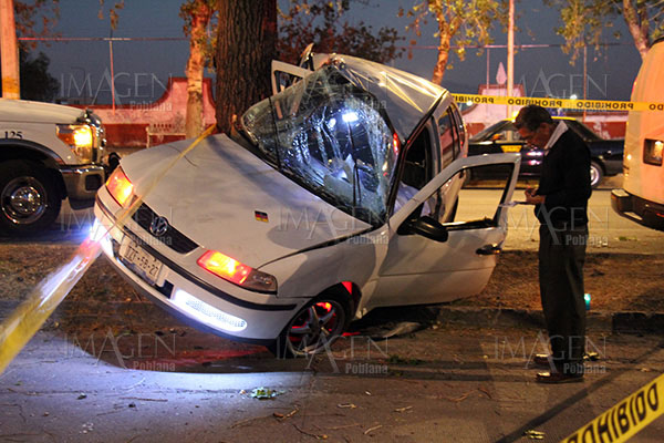 Joven pierde la vida al estrellar su auto contra un árbol