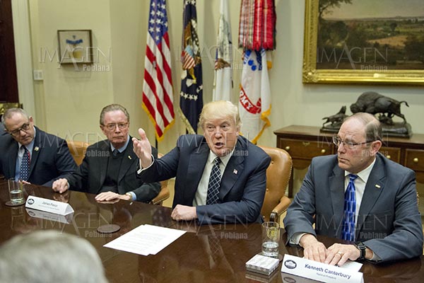 Trump firma orden ejecutiva para revertir políticas de Obama sobre clima