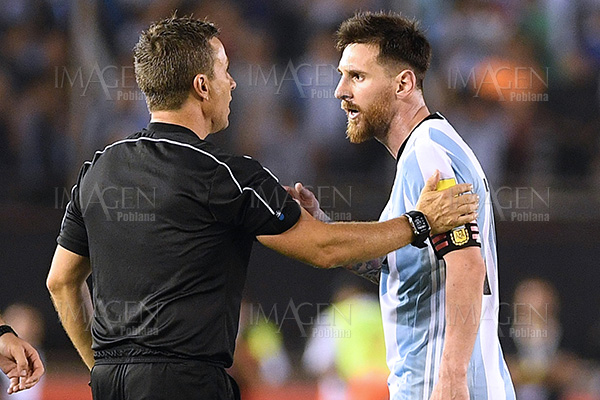 César Luis Menotti califica como un "disparate" el castigo a Messi