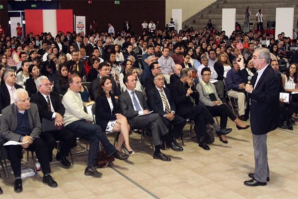 Asiste Banck a foro internacional sobre pobreza y desigualdad en la UIA