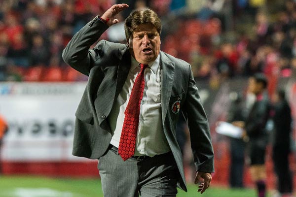 Miguel Herrera es sancionado con tres partidos y multa económica