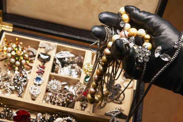 Ladrones roban 200,000 euros en joyas de museo francés