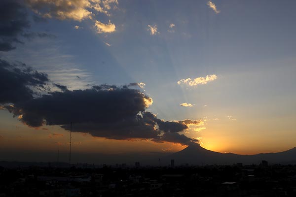 Detectan exhalación de mil metros de altura en el Popocatépetl