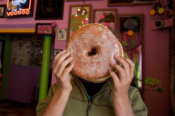 Se atragantó en concurso de comer una dona gigante