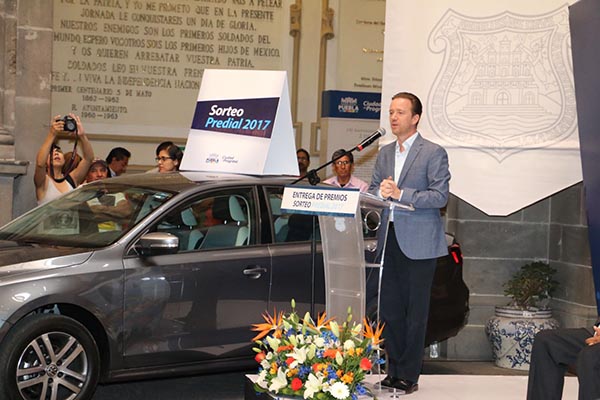 El alcalde Banck entrega premios a ganadores del sorteo predial