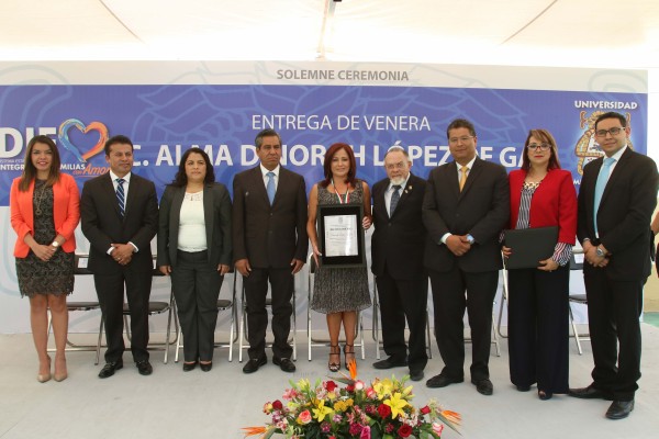 Reconocen a Dinorah López por su labor a favor de familias poblanas