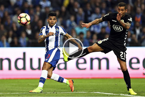 “Tecatito” Corona marca el mejor gol de marzo en liga de Portugal