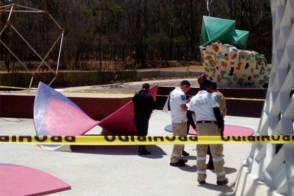 Muere pequeña al resbalar de un juego en Flor del Bosque