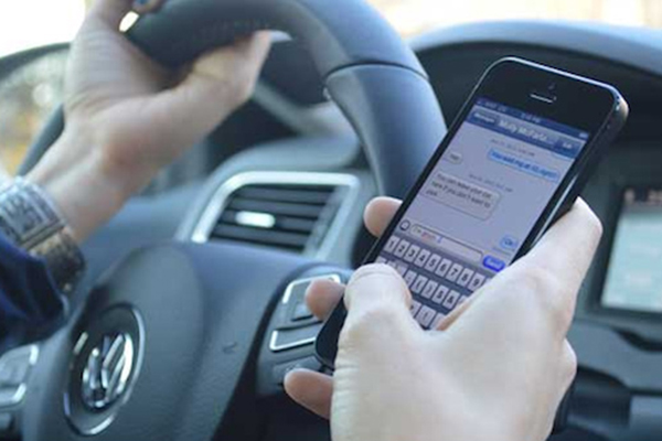 Toma el volante y guarda el celular mientras manejas