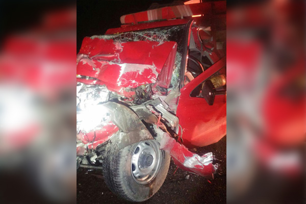 Dos muertos tras impactarse camioneta en un tráiler