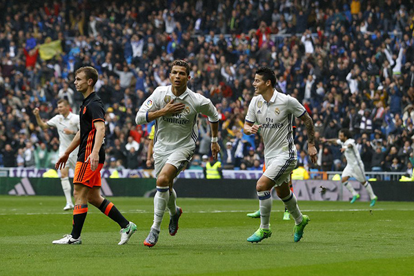 Real Madrid triunfa ante Valencia 2-1 en minutos finales