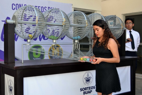 BUAP efectúa sorteo alusivo al Día del Niño