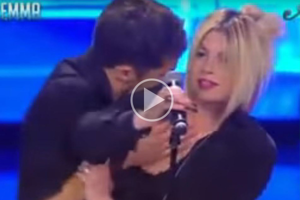 Cantante italiana es manoseada por bailarín en pleno show