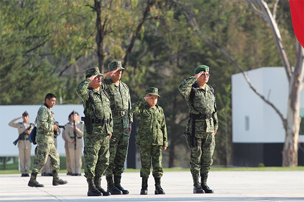 Cumplen el sueño de un niño de ser soldado